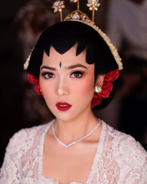 13 Aplikasi Lipstik Merah pada Make-up Pernikahan. Tampil Standout Bisa kok Tetap Elegan~