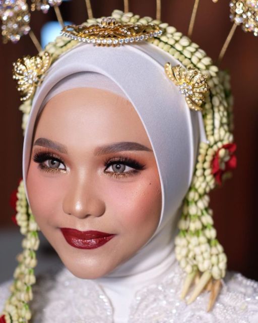 13 Aplikasi Lipstik Merah pada Make-up Pernikahan. Tampil Standout Bisa kok Tetap Elegan~