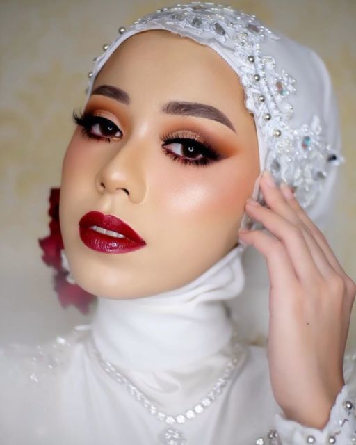 13 Aplikasi Lipstik Merah pada Make-up Pernikahan. Tampil Standout Bisa kok Tetap Elegan~