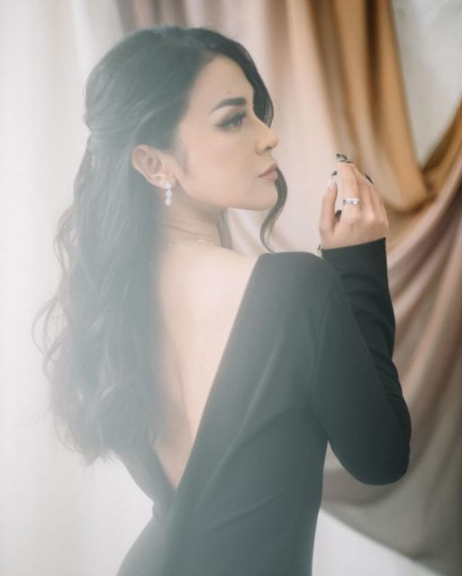 Manisnya 10 Potret Pre-wedding Kevin Aprilio dan Vicy Melanie. Serba Hitam Namun Tetap Elegan!