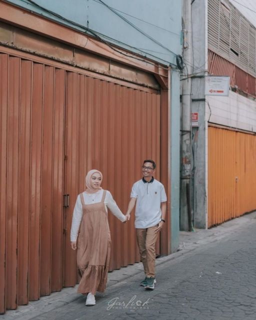 13 Ide Pre-wedding Unik dengan Latar Pertokoan. Sarat Kesan Jalanan yang Sedang Kekinian!