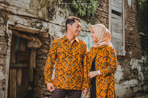 9 Ide Foto Prewedding dalam Setelan Batik. Jauh dari Kesan Kaku, Justru Terlihat Lebih Estetik!