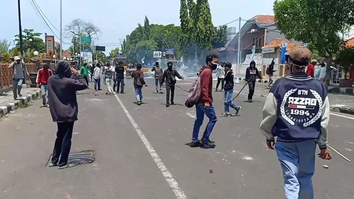 Aksi Damai Nggak Pernah Didengar, Giliran Rusuh Dinyinyirin. Memang Paling Bener Demo Masak~