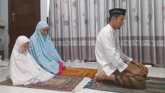 6 Pedoman Sholat Berjamaah di Rumah Sesuai Sunah, Termasuk Pengaturan Safnya yang Benar