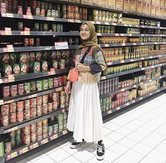 Tren Terbaru 'Groceries Look' Ala Para Hijaber. Tetap Tampil Kece Saat Berbelanja Bulanan!