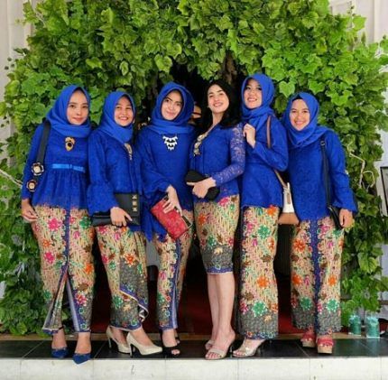 Dari 2019 Hingga Penghujung 2020, Ini 9 Desain Kebaya Biru Tua Paling Unik tapi Manis!