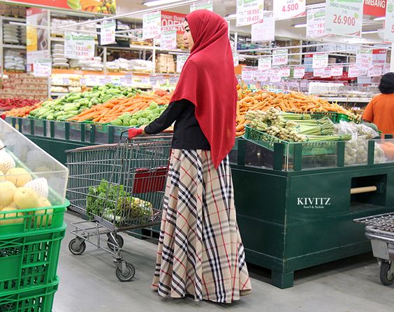 Tren Terbaru 'Groceries Look' Ala Para Hijaber. Tetap Tampil Kece Saat Berbelanja Bulanan!