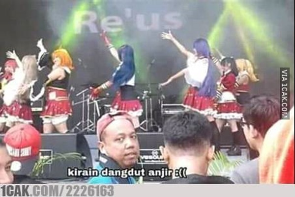 11 Kelakuan Penonton Konser yang Kelewat Kocak. Nggak Kalah Menarik Perhatian dari Penampilnya