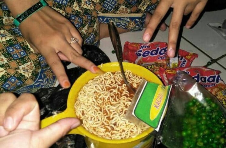 11 Kelakuan Absurd Orang Saat Makan Mi Instan. Bukannya Enak, Malah Jadi Enek Nggak sih?