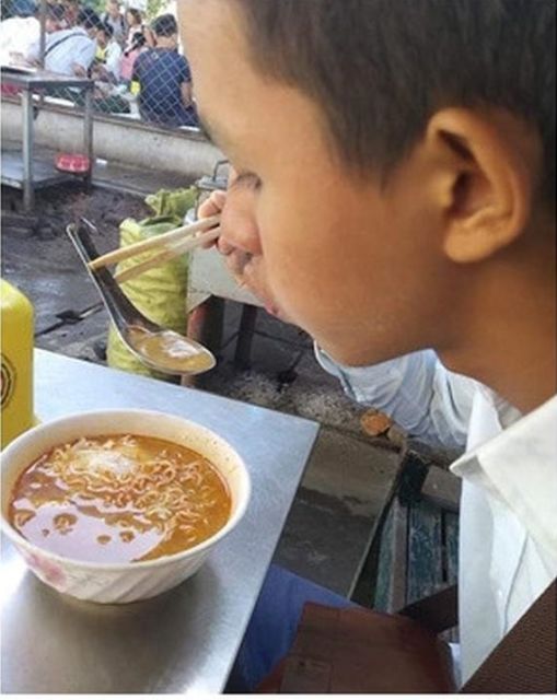 11 Kelakuan Absurd Orang Saat Makan Mi Instan. Bukannya Enak, Malah Jadi Enek Nggak sih?