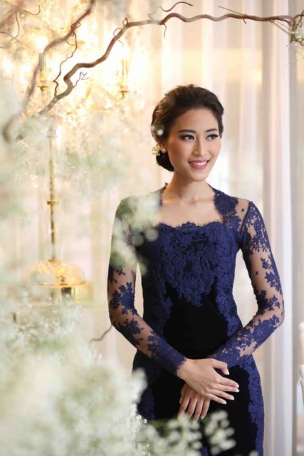 Dari 2019 Hingga Penghujung 2020, Ini 9 Desain Kebaya Biru Tua Paling Unik tapi Manis!