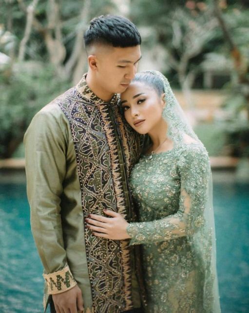 Bisa Buat Kondangan Sampai Lamaran, Ini 8 Kebaya Couple Bernuansa Pastel yang Langka!