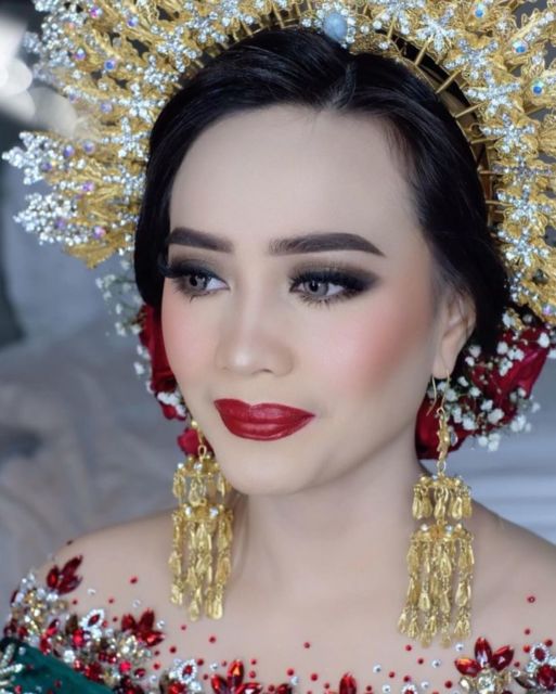 7 Inspirasi Make-up Pernikahan dengan Pilihan Warna Bibir yang Bold dan Berani. Cakep!