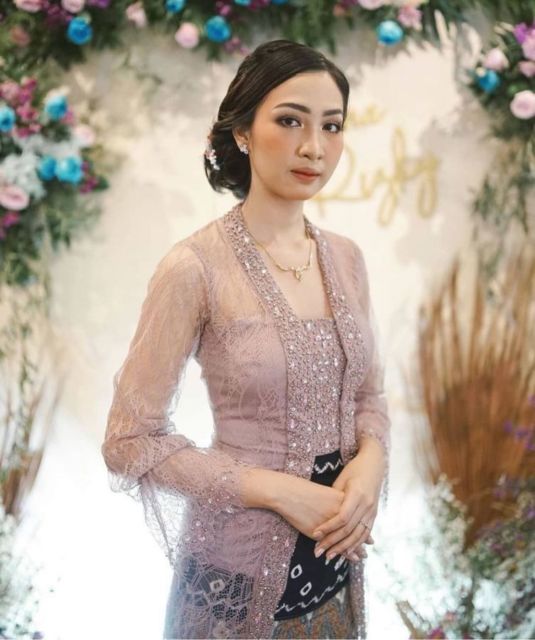 7 Ide Kebaya Lamaran Terbaru Nuansa Ungu Muda. Yang Suka Warna Pastel Lembut Gini, Cek nih!