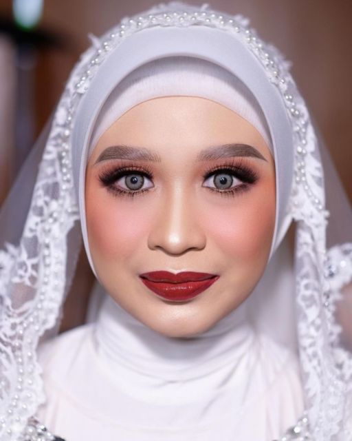 7 Inspirasi Make-up Pernikahan dengan Pilihan Warna Bibir yang Bold dan Berani. Cakep!