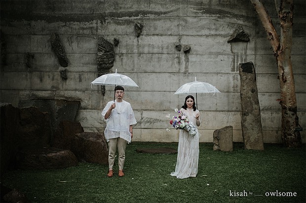 7 Ide Pose Pre-wedding di Bawah Derai Hujan. Duh, Romantisnya Sungguh Nggak Ketulungan~