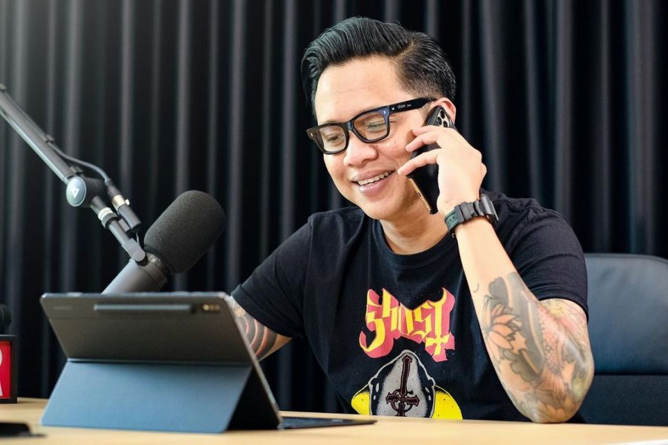 10 Artis Terkenal Indonesia yang Awalnya Berkarier sebagai Penyiar Radio. Siapa nih Favoritmu?