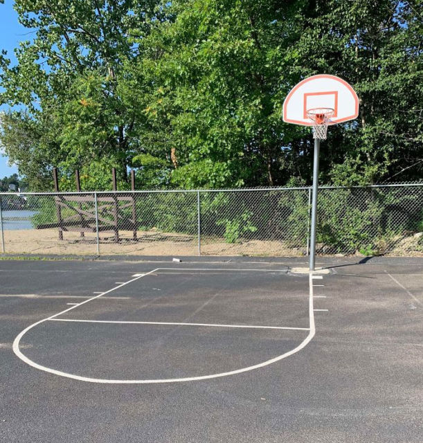 11 Desain Lapangan Basket yang Kelewat Absurd. Orang Mau Main ke Sini Pasti Mikir-Mikir Dulu