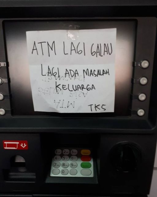 11 Pemberitahuan ATM Rusak yang Bikin Tersenyum Sebal. Yang Nulis Hobi Banget Melucu nih