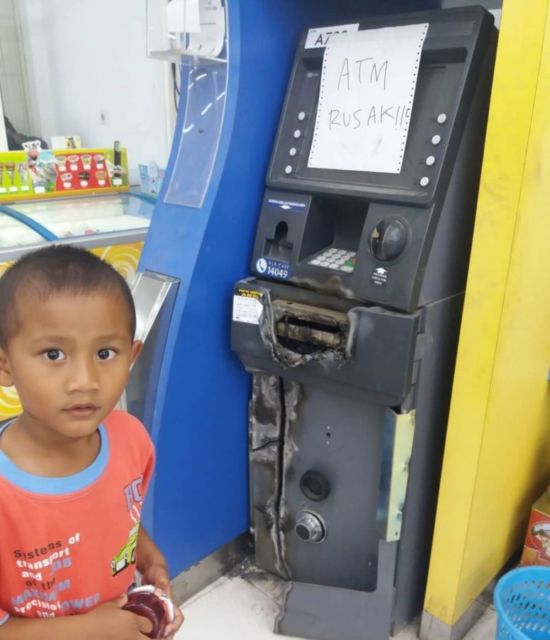 11 Pemberitahuan ATM Rusak yang Bikin Tersenyum Sebal. Yang Nulis Hobi Banget Melucu nih