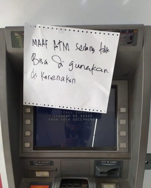 11 Pemberitahuan ATM Rusak yang Bikin Tersenyum Sebal. Yang Nulis Hobi Banget Melucu nih