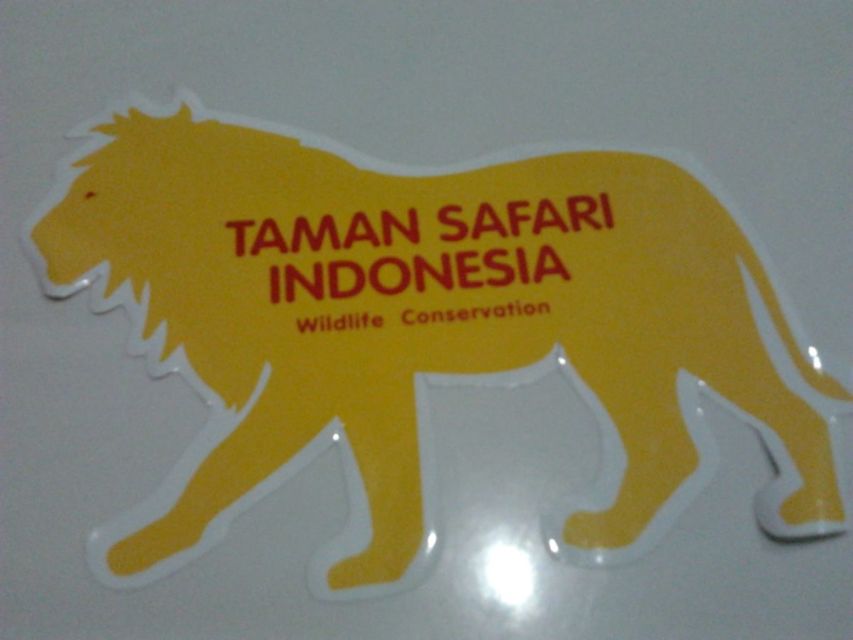 Kamu Pasti Sering Banget Menemukan Stiker ini di Belakang Mobil Orang Indonesia. Akurat Nggak nih?