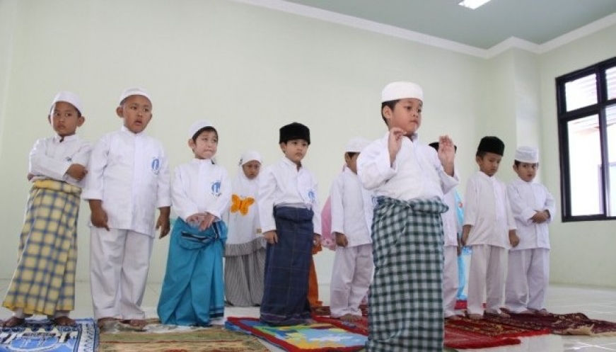 Keisengan Bocah Saat Salat Bareng Temannya di Masjid. Dulu Kamu Begini juga, kan?