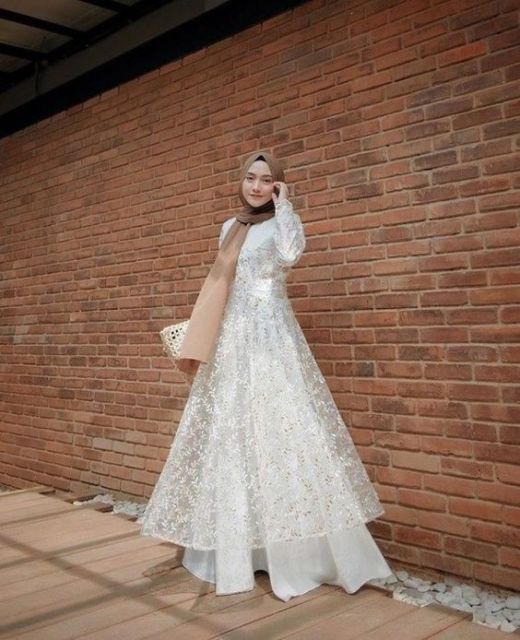 9 Dress Semi Kebaya yang Desainnya Cantik Semua. Buat Kondangan Sampai Nikahan, Bisa!