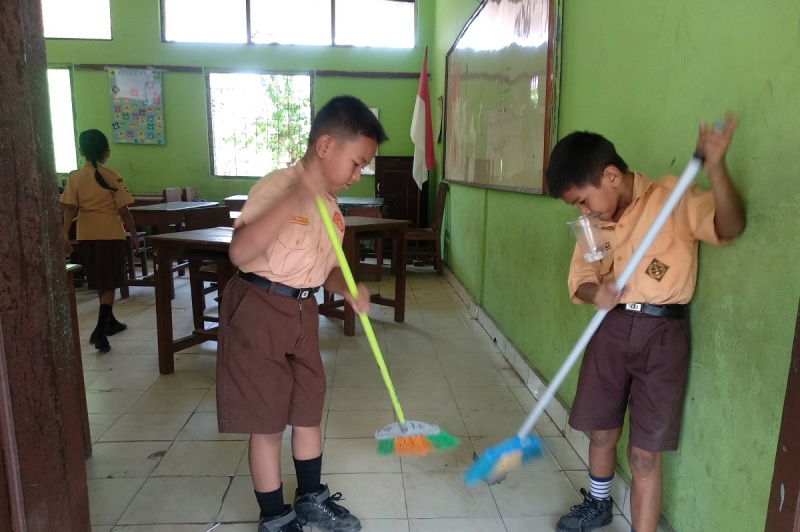 Tingkat Kerajinan Anak SD Ketika Dapat Jatah Piket. Kamu Dulu Termasuk yang Mana nih?