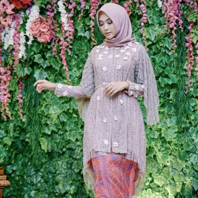 7 Ide Kebaya Lamaran Terbaru Nuansa Ungu Muda. Yang Suka Warna Pastel Lembut Gini, Cek nih!