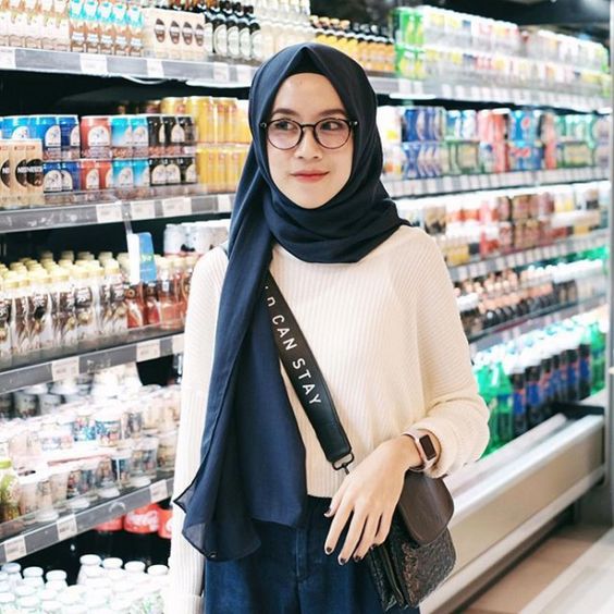 Tren Terbaru 'Groceries Look' Ala Para Hijaber. Tetap Tampil Kece Saat Berbelanja Bulanan!