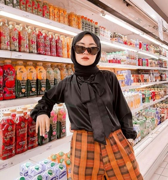 Tren Terbaru 'Groceries Look' Ala Para Hijaber. Tetap Tampil Kece Saat Berbelanja Bulanan!