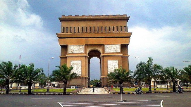 #DiIndonesiaAja-Selayang Pandang Kota Kediri. Yuk Kita Intip Arc De Triomphe di Kota Kediri dan Legenda Kerajaan Ratu Buaya Putih.