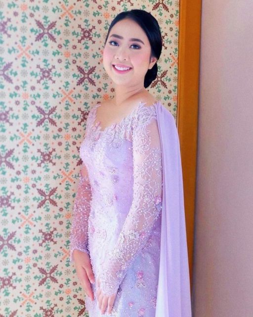 7 Ide Kebaya Lamaran Terbaru Nuansa Ungu Muda. Yang Suka Warna Pastel Lembut Gini, Cek nih!