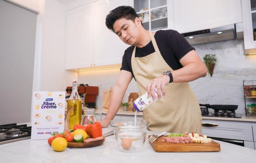 Meskipun Bukan Koki, 9 Artis Cowok ini Ternyata Jago Masak, lo!