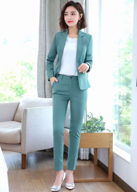 Rapi dan Cantik! Ini 9 Ide Warna Setelan Blazer yang Bisa Buat Ngantor Ala Cewek Korea