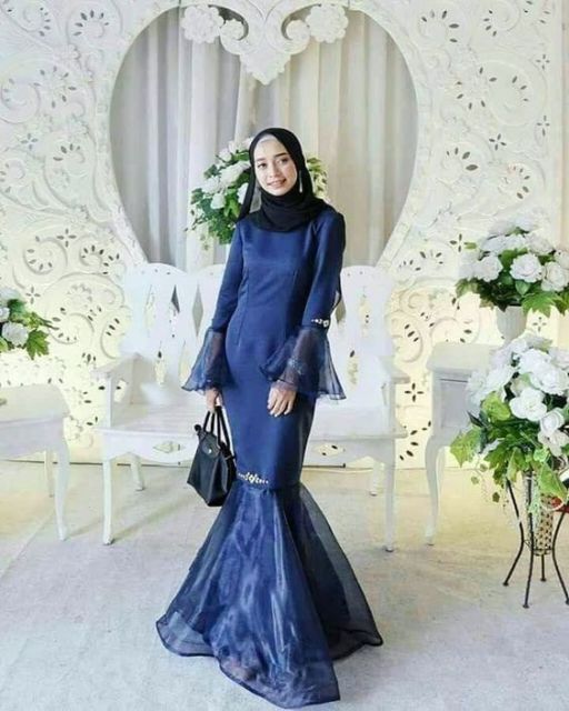 Dari 2019 Hingga Penghujung 2020, Ini 9 Desain Kebaya Biru Tua Paling Unik tapi Manis!