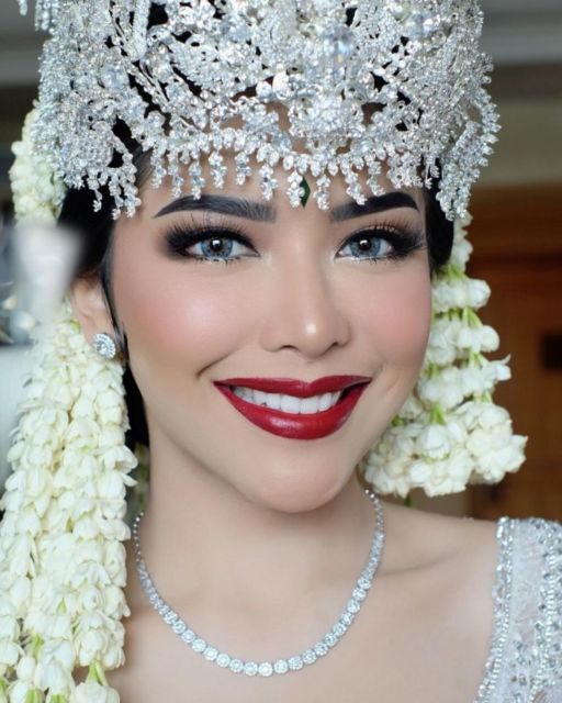 7 Inspirasi Make-up Pernikahan dengan Pilihan Warna Bibir yang Bold dan Berani. Cakep!