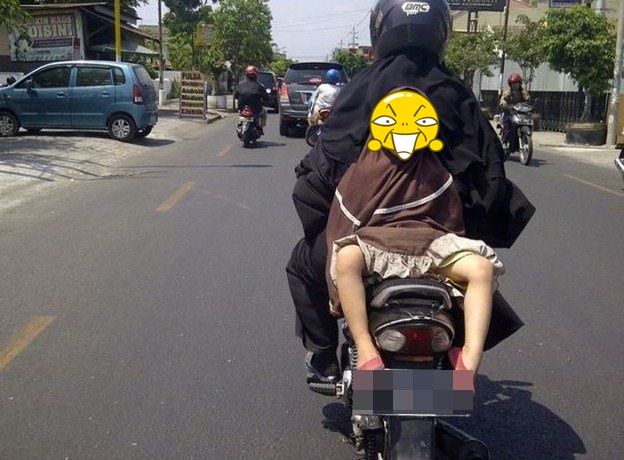 Nggak Paham Lagi sama 11 Kelakuan Ekstrem Bocah ini. Emaknya Pasti Masuk Golongan Orang Sabar Banget