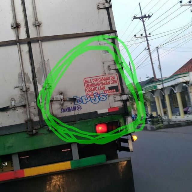 11 Stiker Kocak Truk ini Wakili Keresahan Istri. Sengaja Ditempel, biar Suami Nggak Macam-Macam!