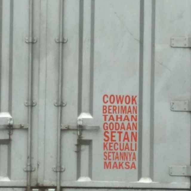 11 Stiker Kocak Truk ini Wakili Keresahan Istri. Sengaja Ditempel, biar Suami Nggak Macam-Macam!