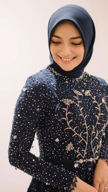 Dari 2019 Hingga Penghujung 2020, Ini 9 Desain Kebaya Biru Tua Paling Unik tapi Manis!