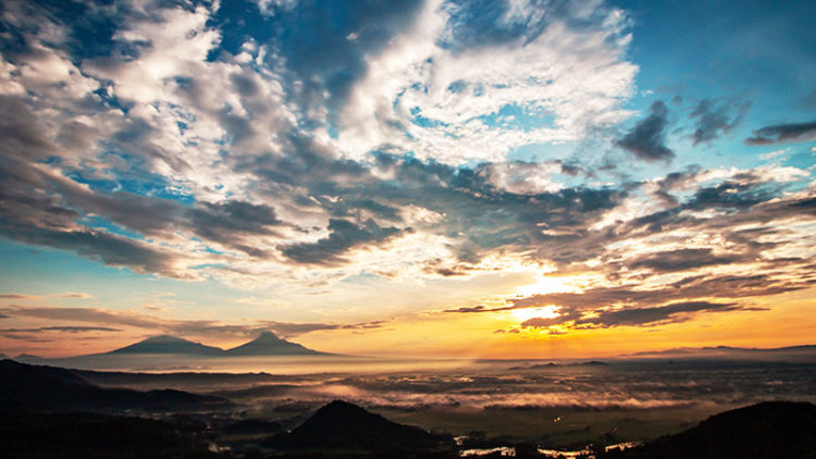 #DiIndonesiaAja-Menjadi Saksi Kemunculan Sang Surya di Puncak Moyeng