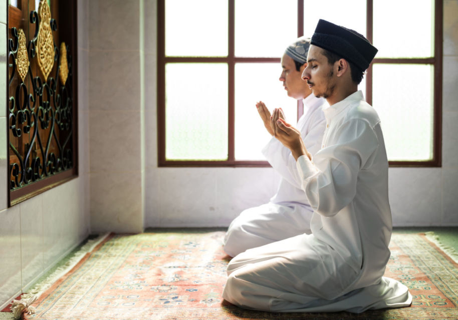 6 Pedoman Sholat Berjamaah di Rumah Sesuai Sunah, Termasuk Pengaturan Safnya yang Benar