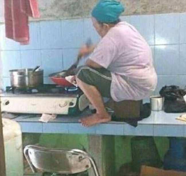 Menguak Alasan Perempuan Asia Suka Berkacak Pinggang Kalau Lagi Masak. Ibumu Sering Begini Nggak?