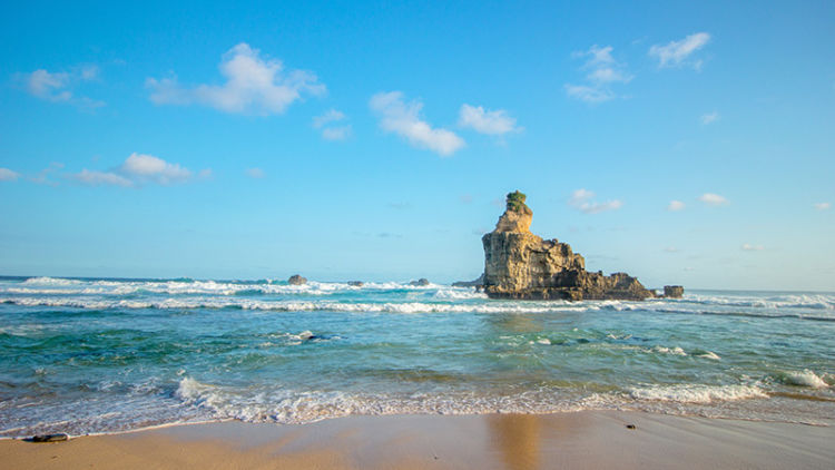 #DiIndonesiaAja-Karang Menjulang di Pantai Buyutan Pacitan