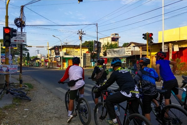 4 Jenis Pesepeda yang Nggak Disukai Pengguna Jalan Lain. Niat Olahraga atau Bikin Orang Kesel sih?