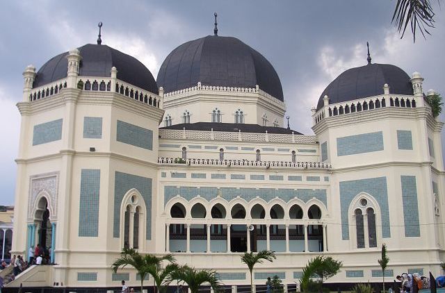 #DiIndonesiaAja-Terletak di Tengah Kota, Masjid Ini menjadi Ikon Terkenal di Kota Medan. Tertarik Mengunjunginya?