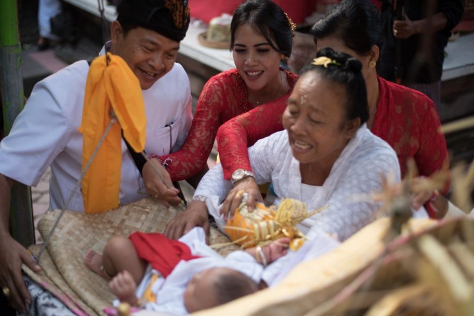 Mengulik 5 Tradisi Kelahiran Bayi dari Berbagai Daerah di Indonesia. Ada Tradisi Moana Juga~