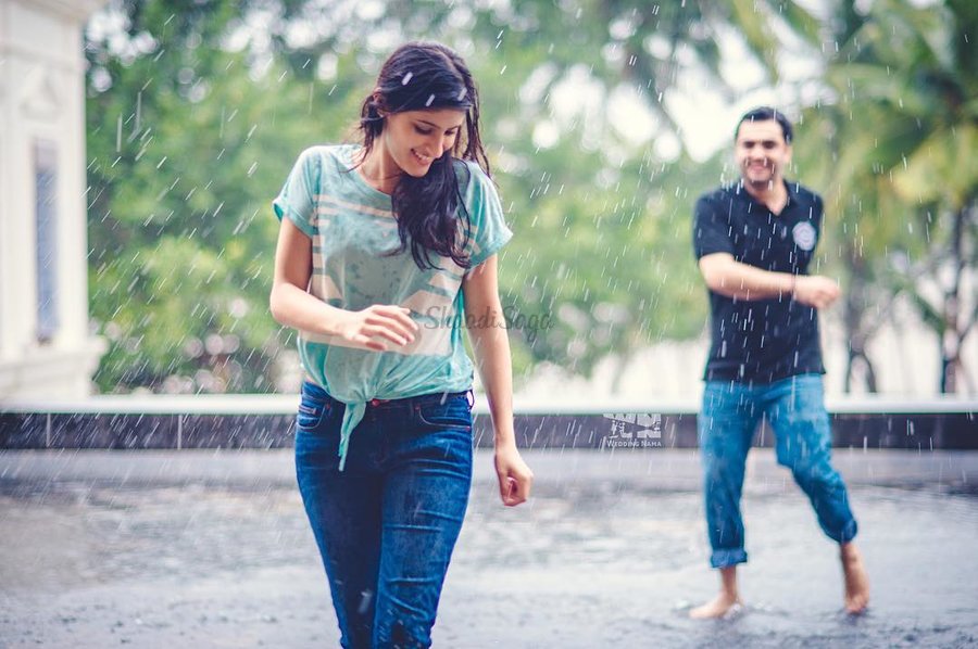 7 Ide Pose Pre-wedding di Bawah Derai Hujan. Duh, Romantisnya Sungguh Nggak Ketulungan~